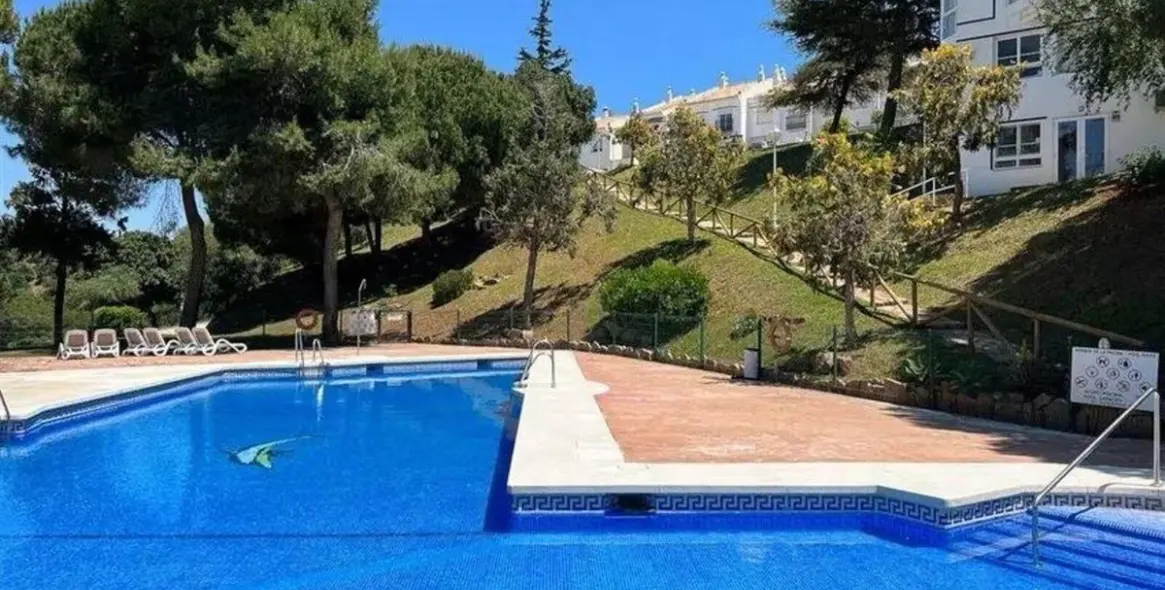 Sale of townhouse in Calahonda 23