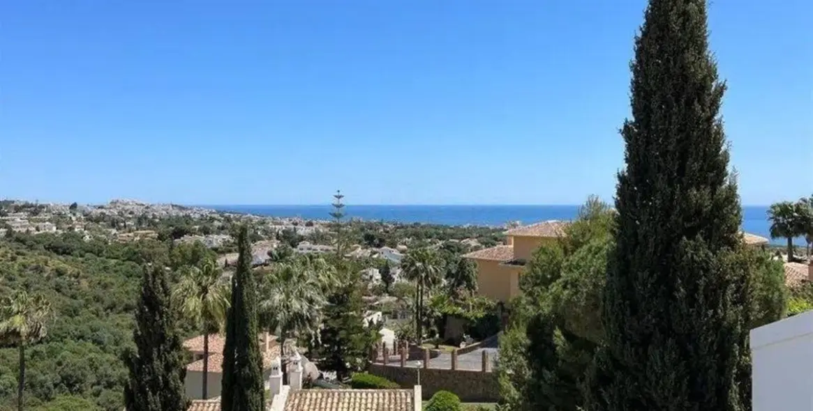 Sale of townhouse in Calahonda 25
