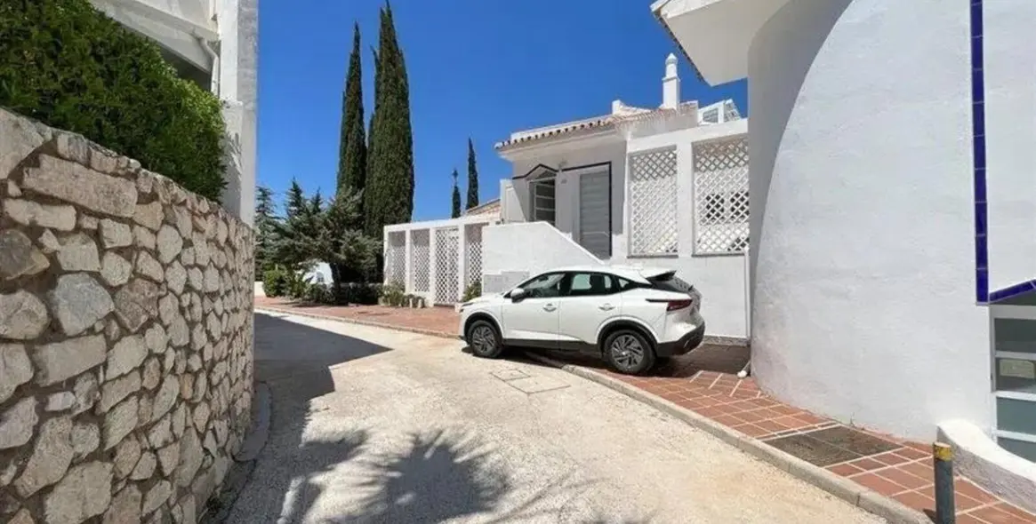 Sale of townhouse in Calahonda 27