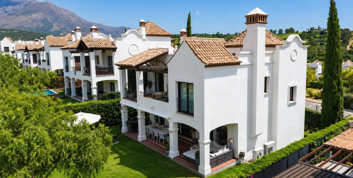 Sale of detached villa in Estepona 1