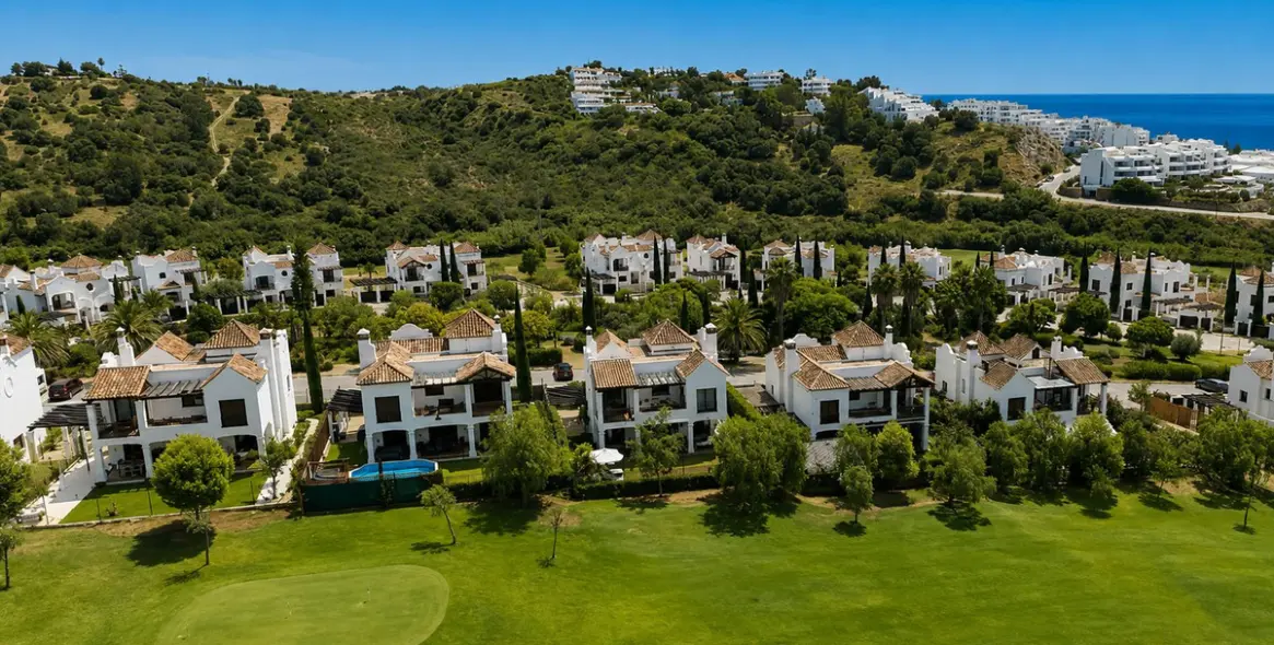 Sale of detached villa in Estepona 4