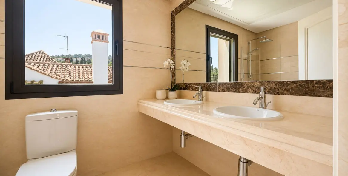 Sale of detached villa in Estepona 10
