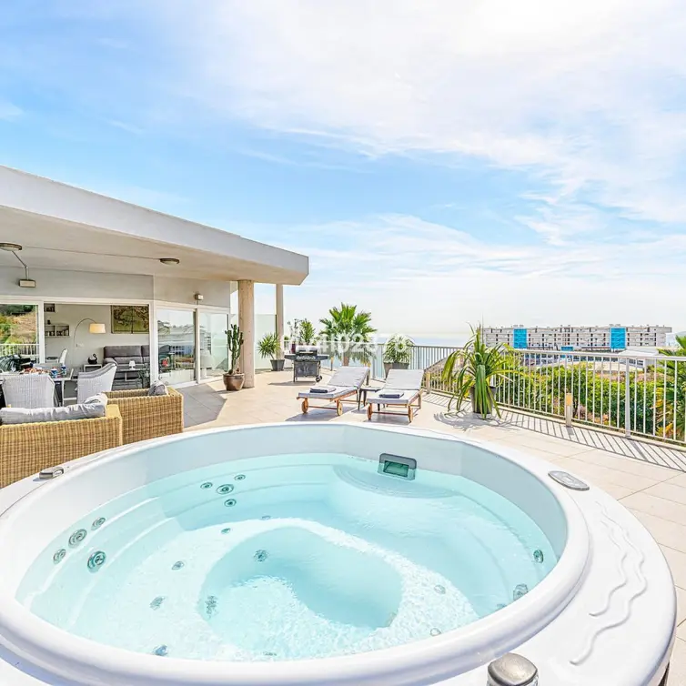 Sale of penthouse in Higueron