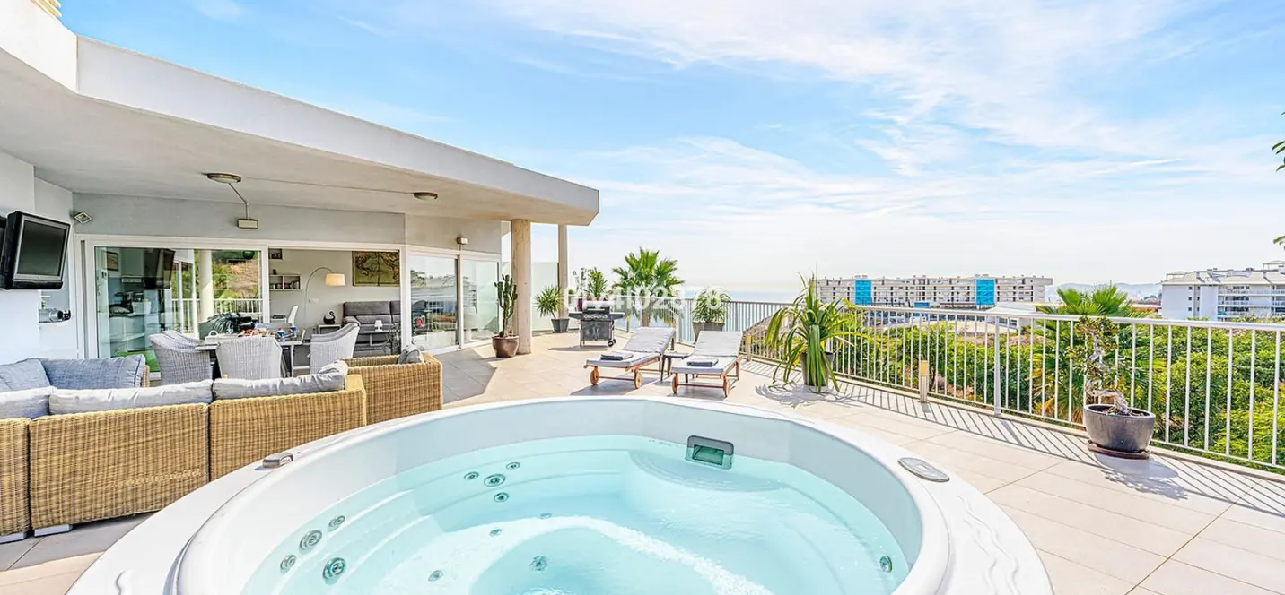 Sale of penthouse in Higueron 1