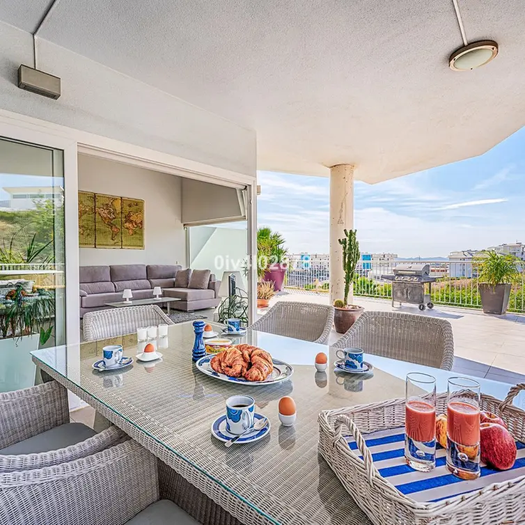 Sale of penthouse in Higueron