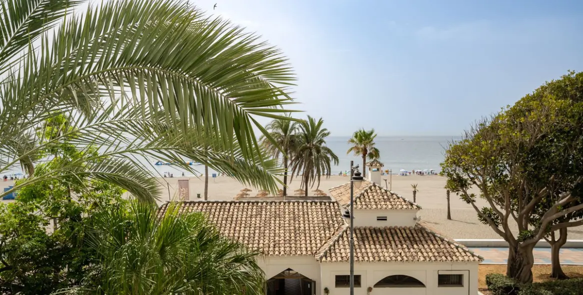 Alquiler a largo plazo de apartamento en planta media en Estepona 1