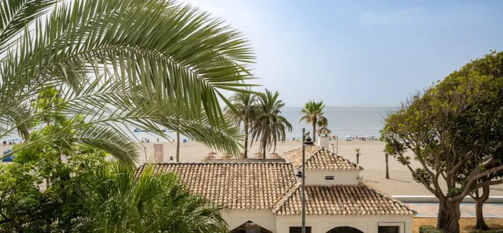 Alquiler a largo plazo de apartamento en planta media en Estepona 0