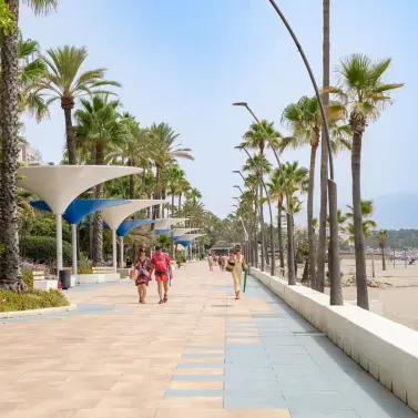 Alquiler a largo plazo de apartamento en planta media en Estepona