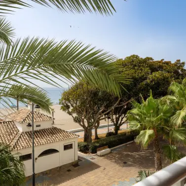 Alquiler a largo plazo de apartamento en planta media en Estepona