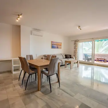 Alquiler a largo plazo de apartamento en planta media en Estepona