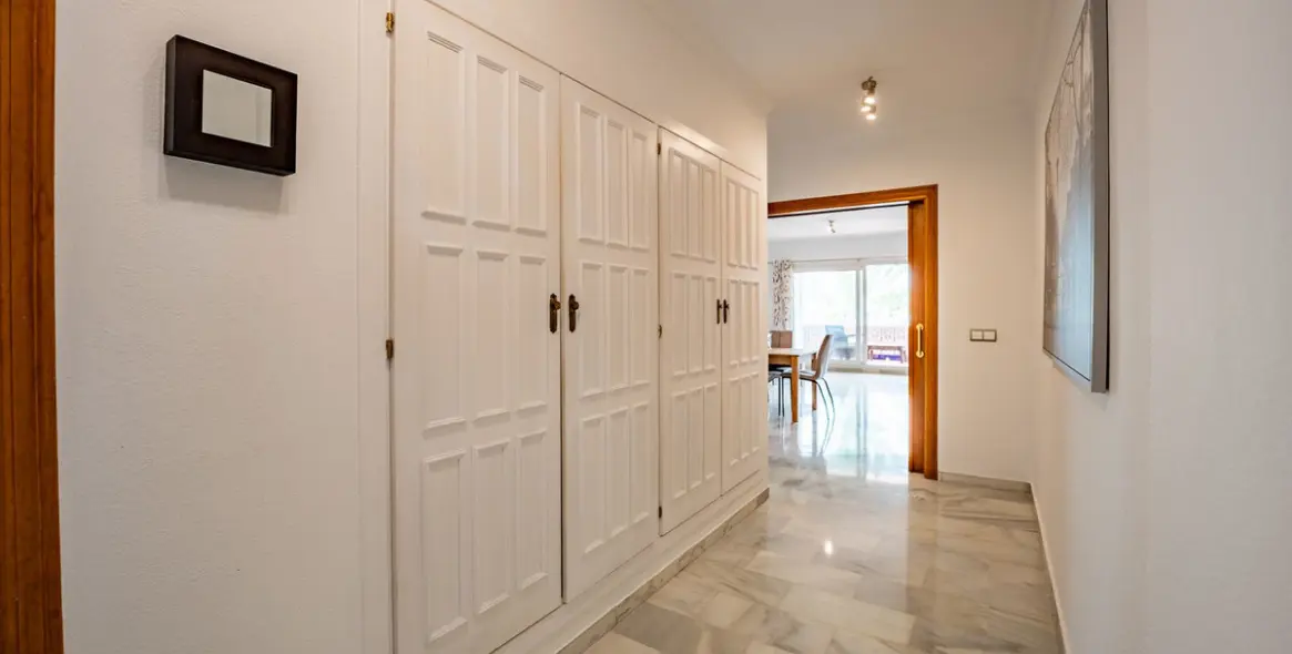 Alquiler a largo plazo de apartamento en planta media en Estepona 13