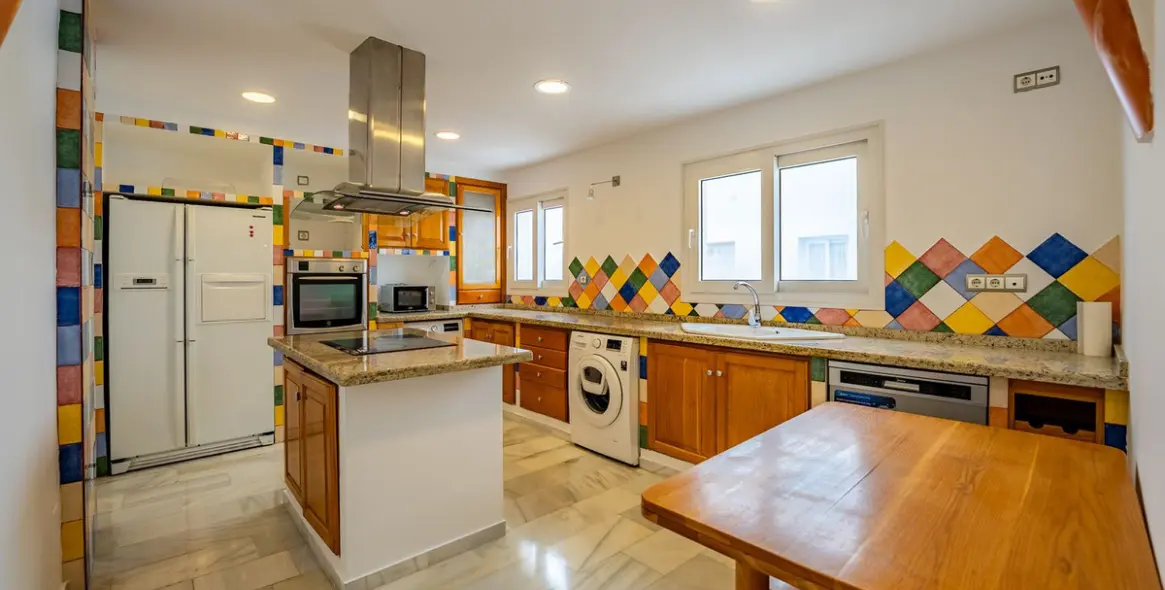Alquiler a largo plazo de apartamento en planta media en Estepona 14