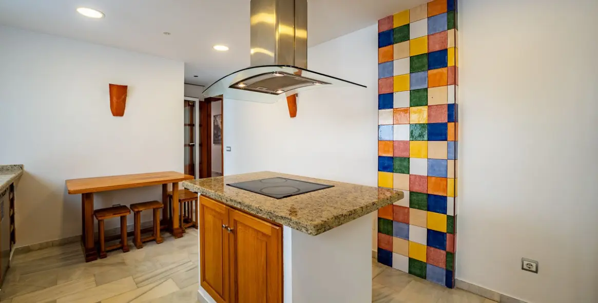 Alquiler a largo plazo de apartamento en planta media en Estepona 16