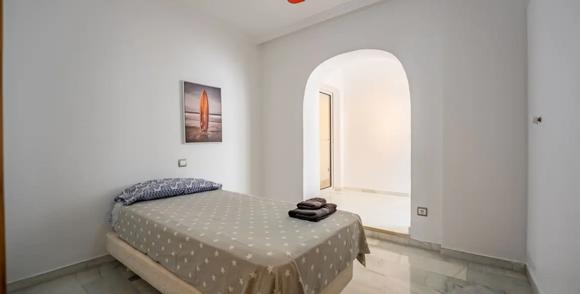 Alquiler a largo plazo de apartamento en planta media en Estepona 20