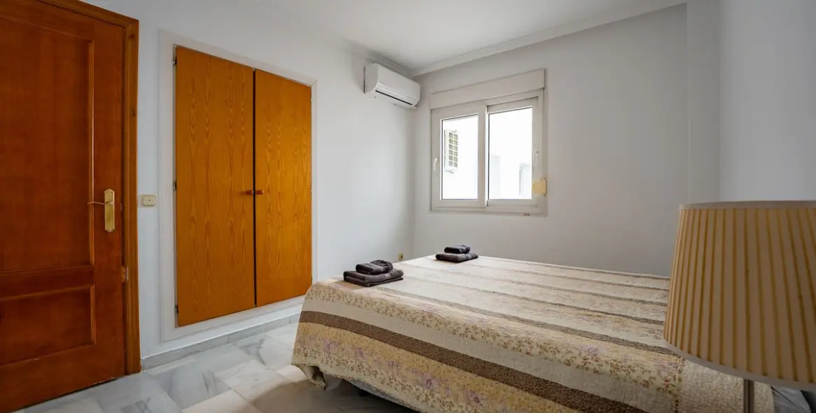 Alquiler a largo plazo de apartamento en planta media en Estepona 22