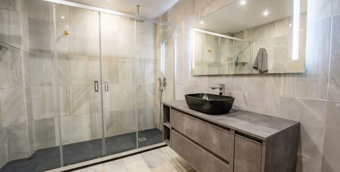 Alquiler a largo plazo de apartamento en planta media en Estepona 24