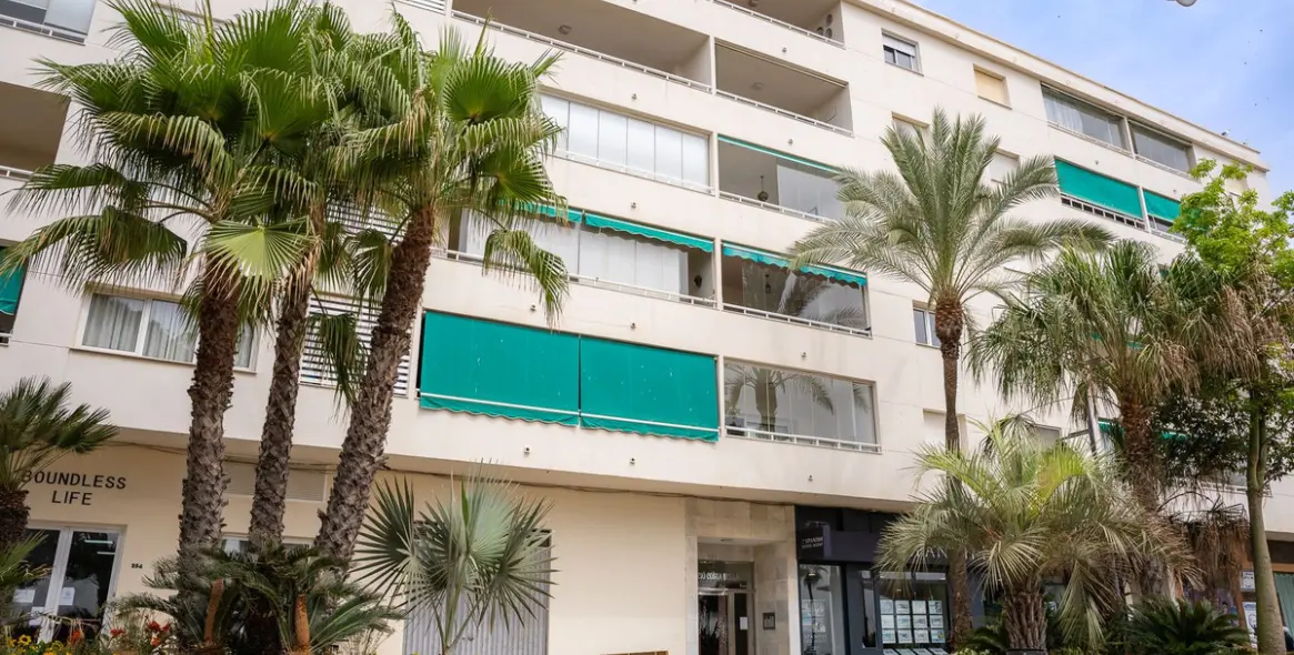 Alquiler a largo plazo de apartamento en planta media en Estepona 28