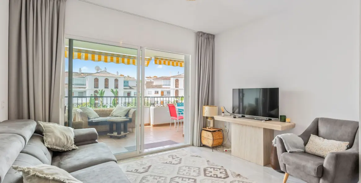 Sale of middle floor apartment in Calahonda 1