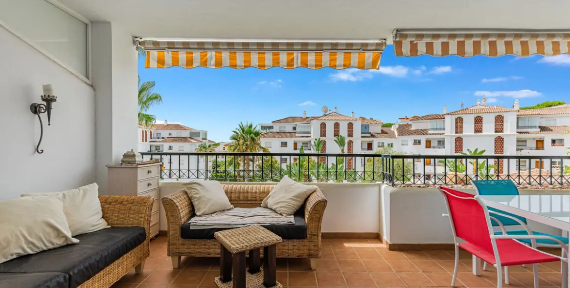 Sale of middle floor apartment in Calahonda 3