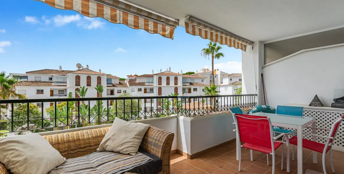 Sale of middle floor apartment in Calahonda 4