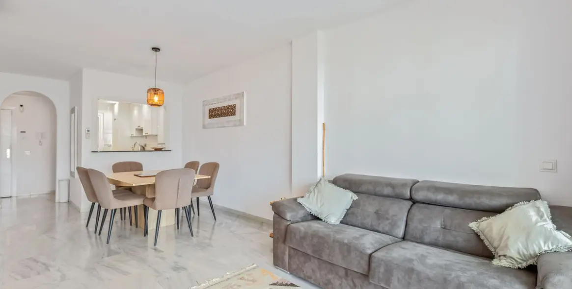 Sale of middle floor apartment in Calahonda 5