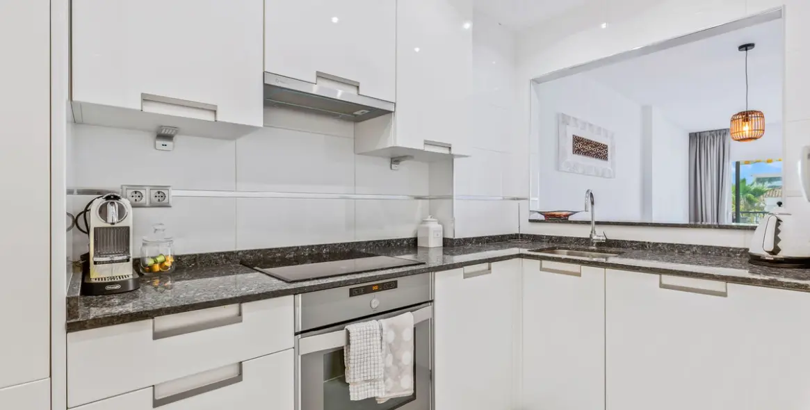 Sale of middle floor apartment in Calahonda 6