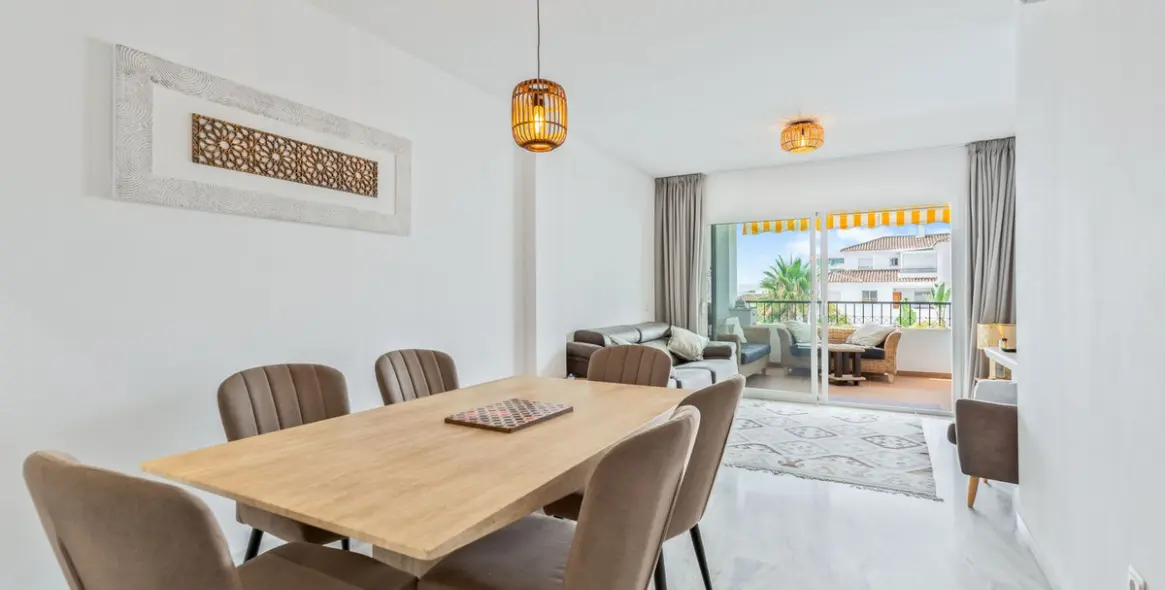 Sale of middle floor apartment in Calahonda 7