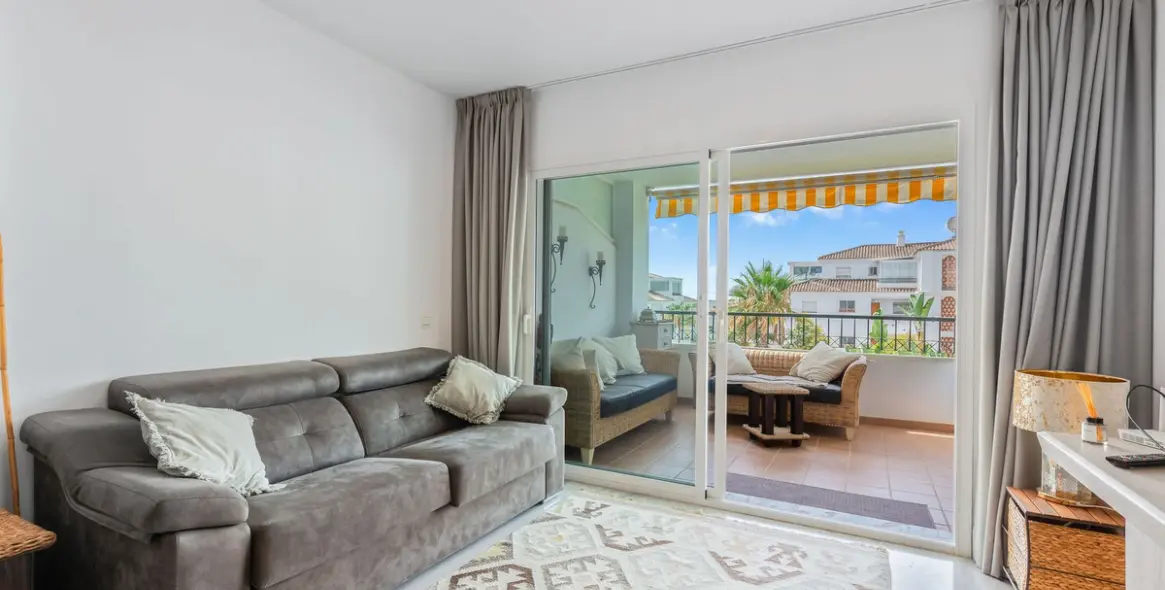 Sale of middle floor apartment in Calahonda 8