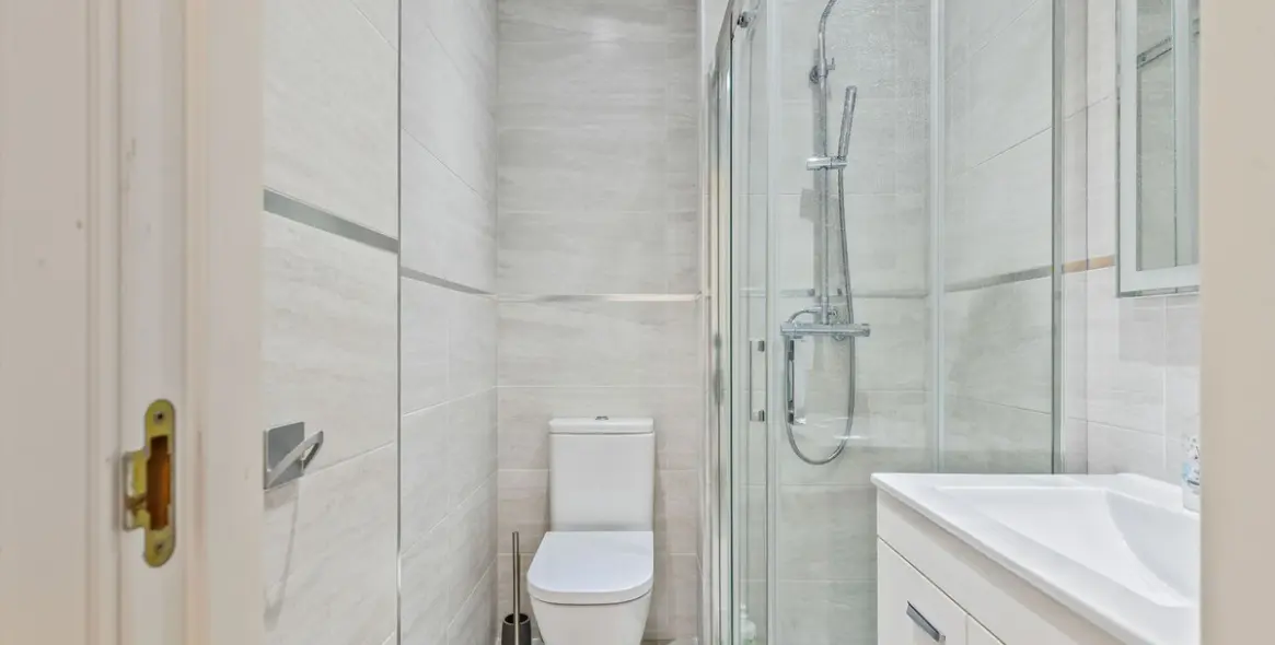 Sale of middle floor apartment in Calahonda 10