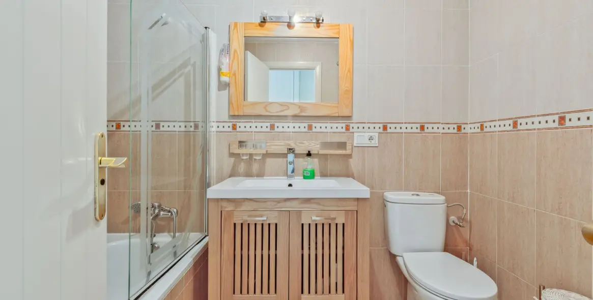 Sale of middle floor apartment in Calahonda 11