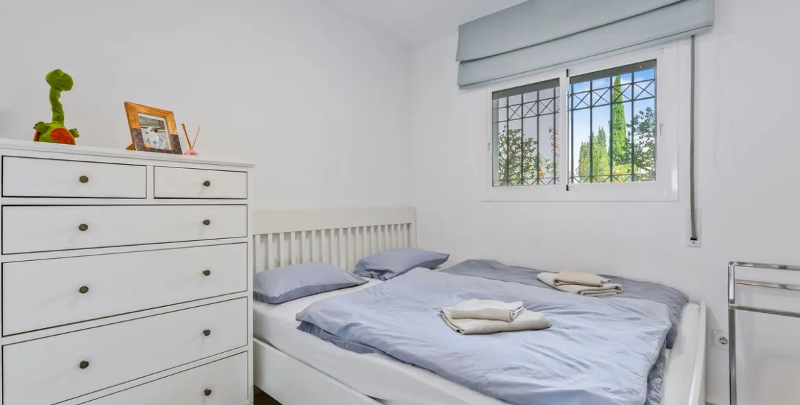 Sale of middle floor apartment in Calahonda 13