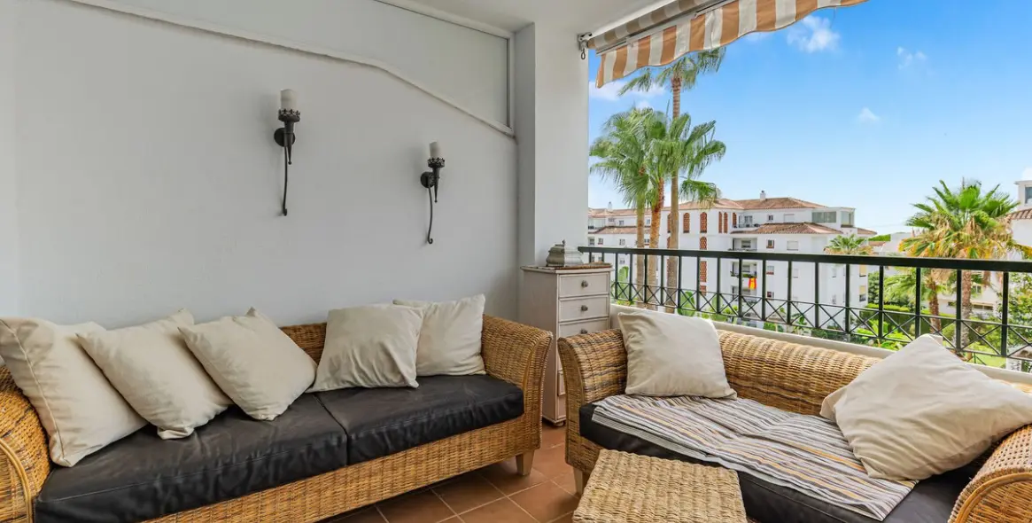 Sale of middle floor apartment in Calahonda 14