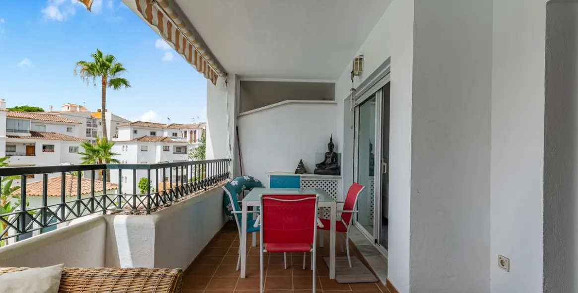 Sale of middle floor apartment in Calahonda 15