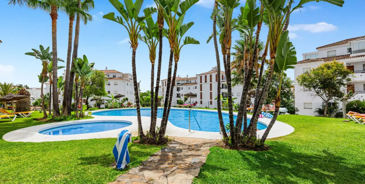 Sale of middle floor apartment in Calahonda 17