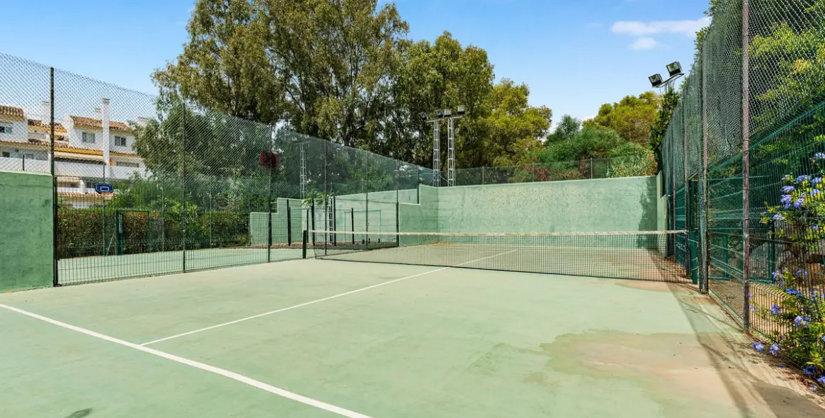 Sale of middle floor apartment in Calahonda 18