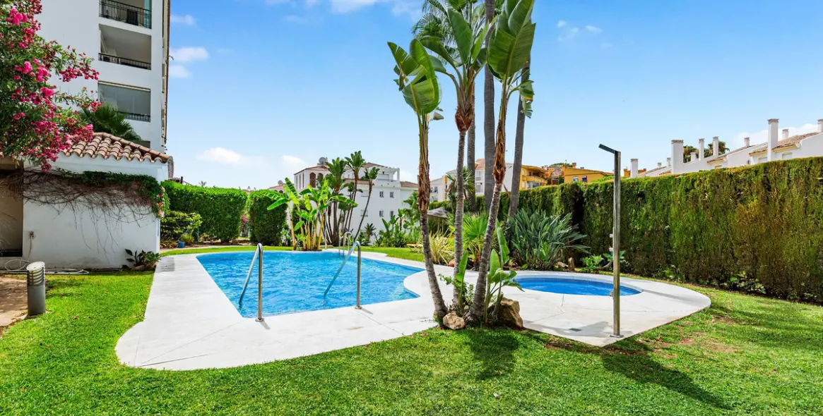 Sale of middle floor apartment in Calahonda 19