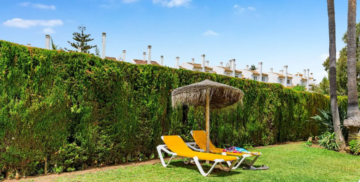 Sale of middle floor apartment in Calahonda 20