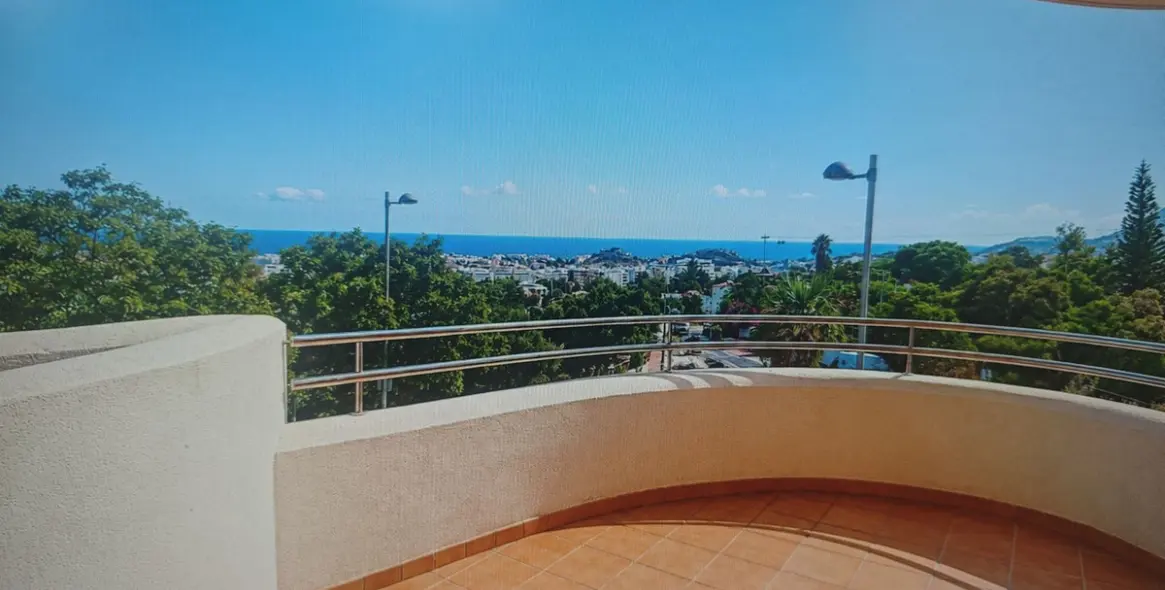 Sale of middle floor apartment in Arroyo de la Miel 1