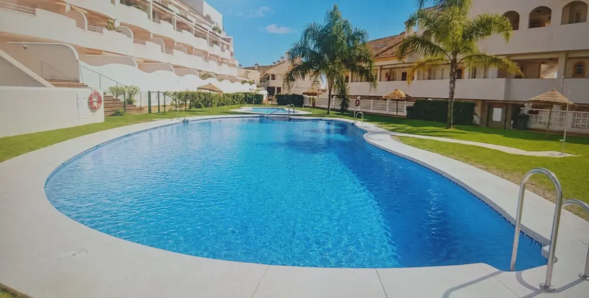Sale of middle floor apartment in Arroyo de la Miel 15
