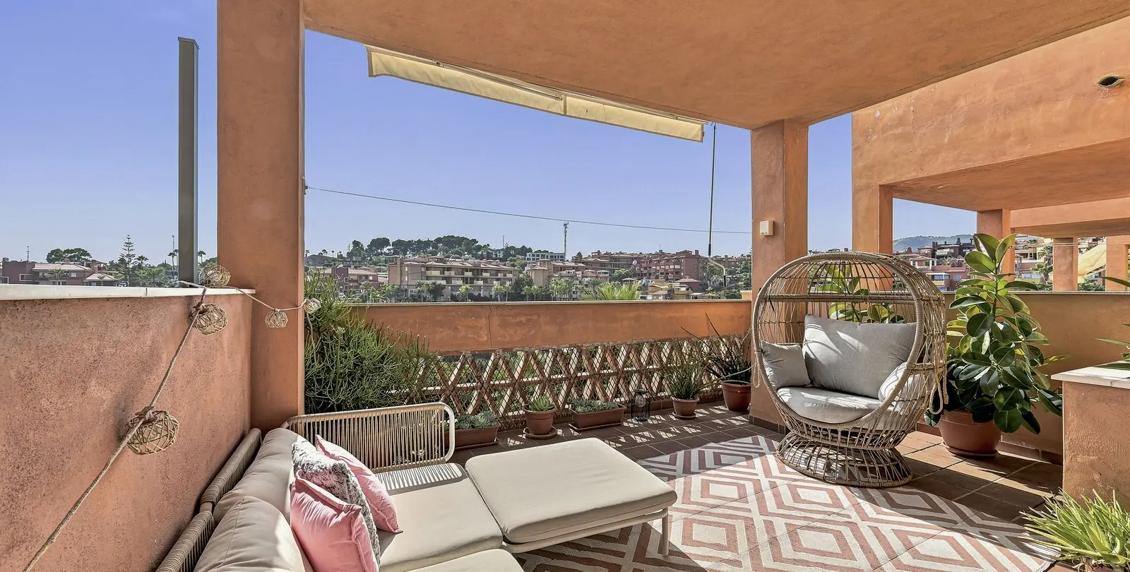 Sale of middle floor apartment in Reserva de Marbella 15