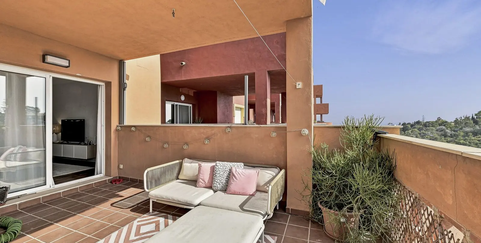Sale of middle floor apartment in Reserva de Marbella 16