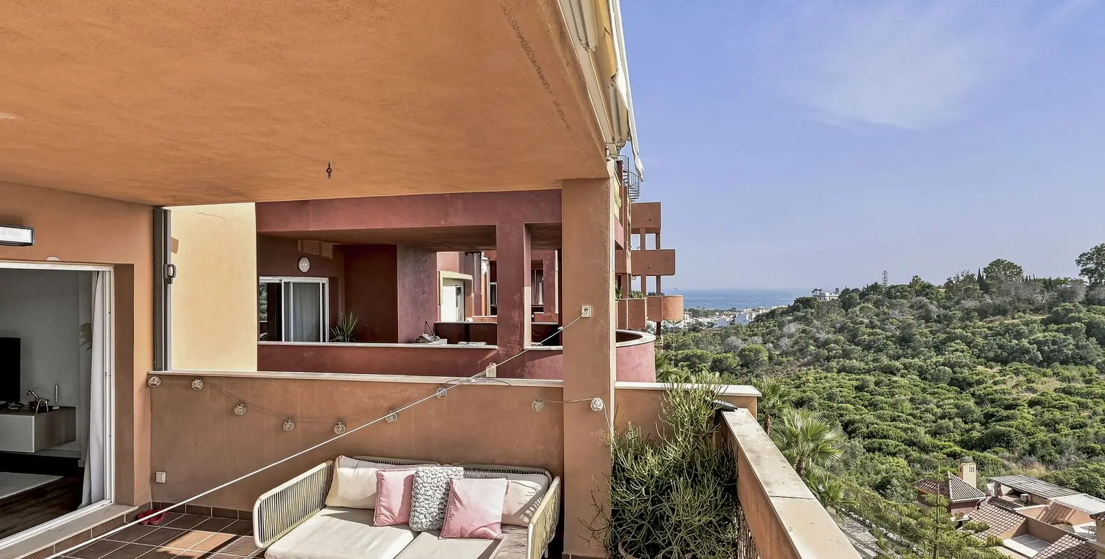 Sale of middle floor apartment in Reserva de Marbella 17