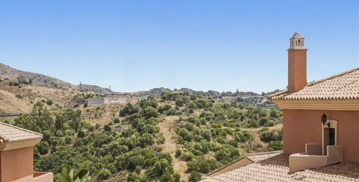 Sale of middle floor apartment in Elviria 1