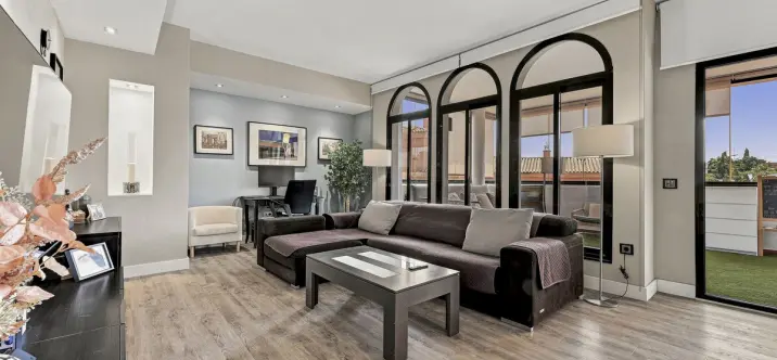Sale of middle floor apartment in Elviria 2