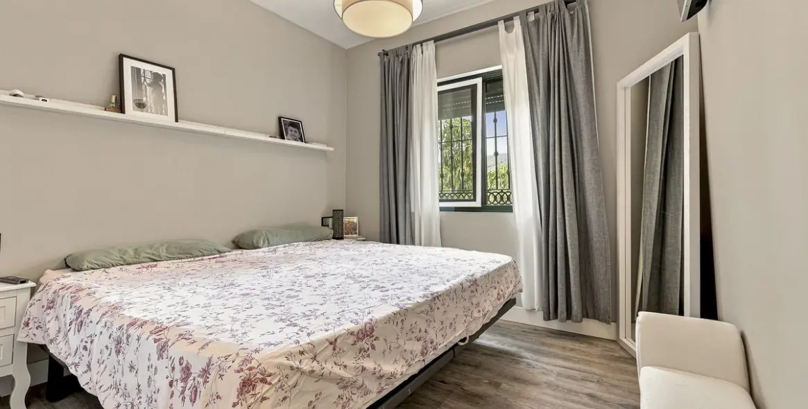 Sale of middle floor apartment in Elviria 13