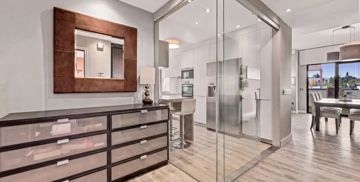 Sale of middle floor apartment in Elviria 18