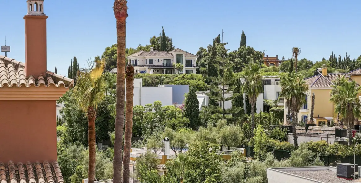 Sale of middle floor apartment in Elviria 19