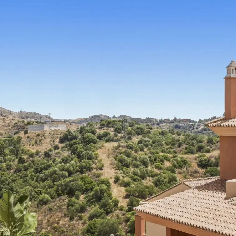 Sale of middle floor apartment in Elviria