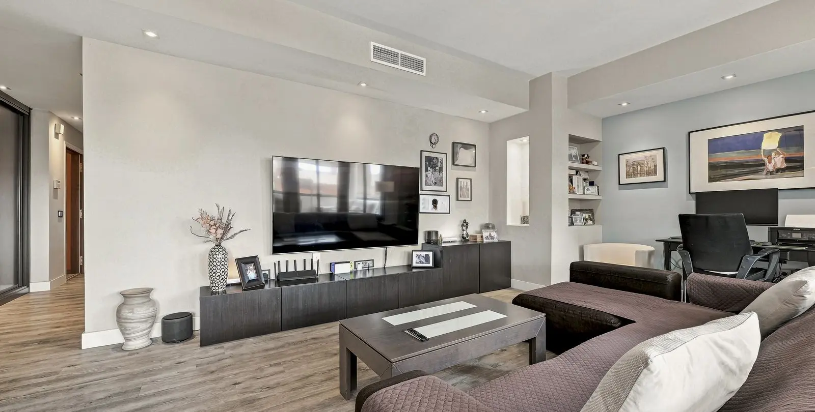 Sale of middle floor apartment in Elviria 10