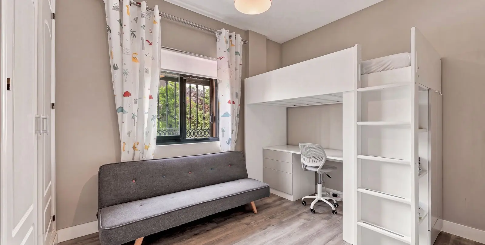 Sale of middle floor apartment in Elviria 11